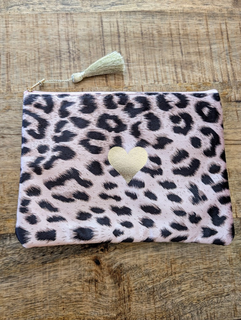 Begeistere dich mit unserer Make-up Tasche Kosmetiktasche hellrosa Leo Muster Braun Schwarz mit Herz und Quaste in Gold. Sei immer stilvoll und gut organisiert!