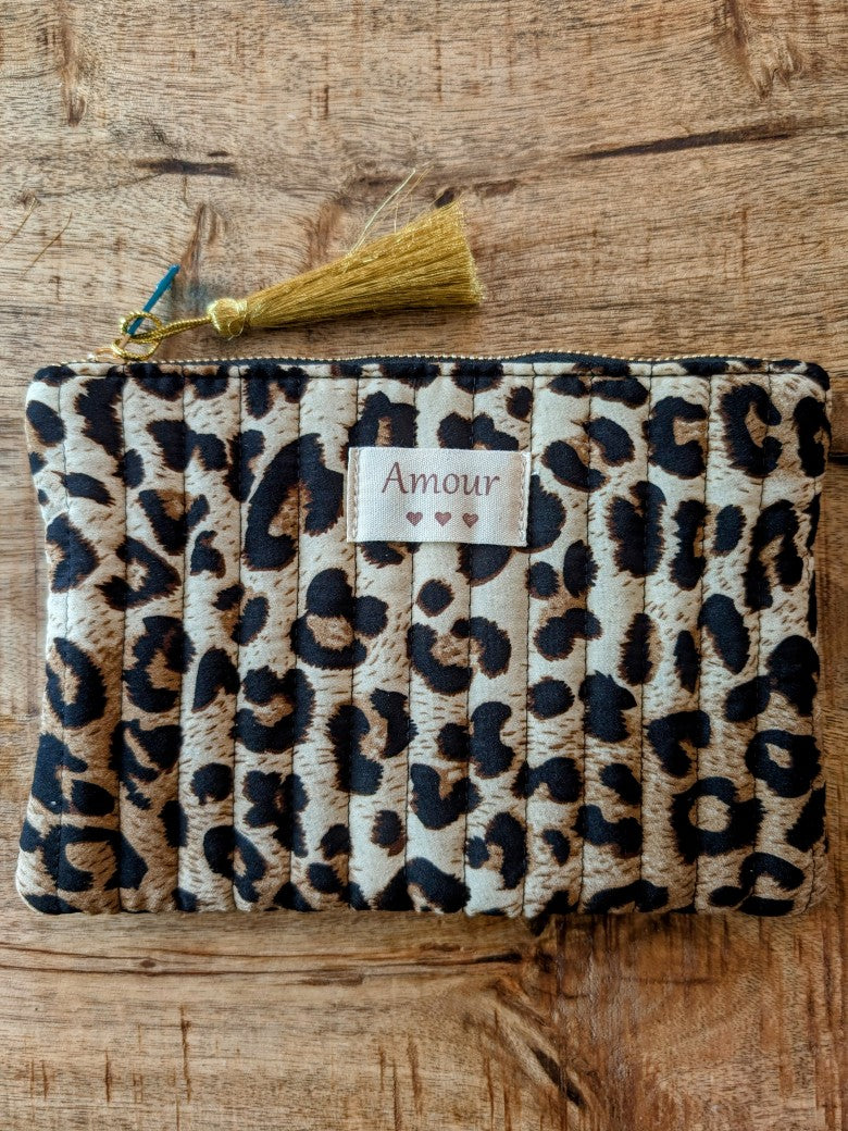 Die Make-Up- und Kosmetiktasche/ Kulturtasche vereint praktische Funktionalität mit elegantem Design in Leo Muster Beige Braun Schwarz mit schönem Amour Detail!