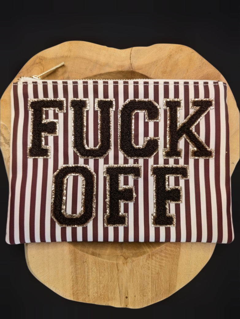 Die Make-Up- und Kosmetiktasche/ Kulturtasche vereint praktische Funktionalität mit elegantem Design in gestreiftem Muster Braun Créme mit FUCK OFF Braun Gold!