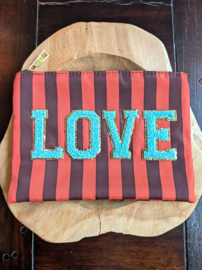 Die Make-Up- und Kosmetiktasche/ Kulturtasche vereint praktische Funktionalität mit elegantem Design in gestreiftem Muster Orange Braun mit "LOVE" Türkis Blau!