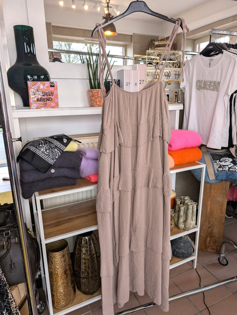 Das elegante zeitlose feminine Maxi-Kleid in Taupe aus luftigem Mousselin verzaubert mit verspielten Volants und zarten Trägern. Perfekt für sommerliche Anlässe!