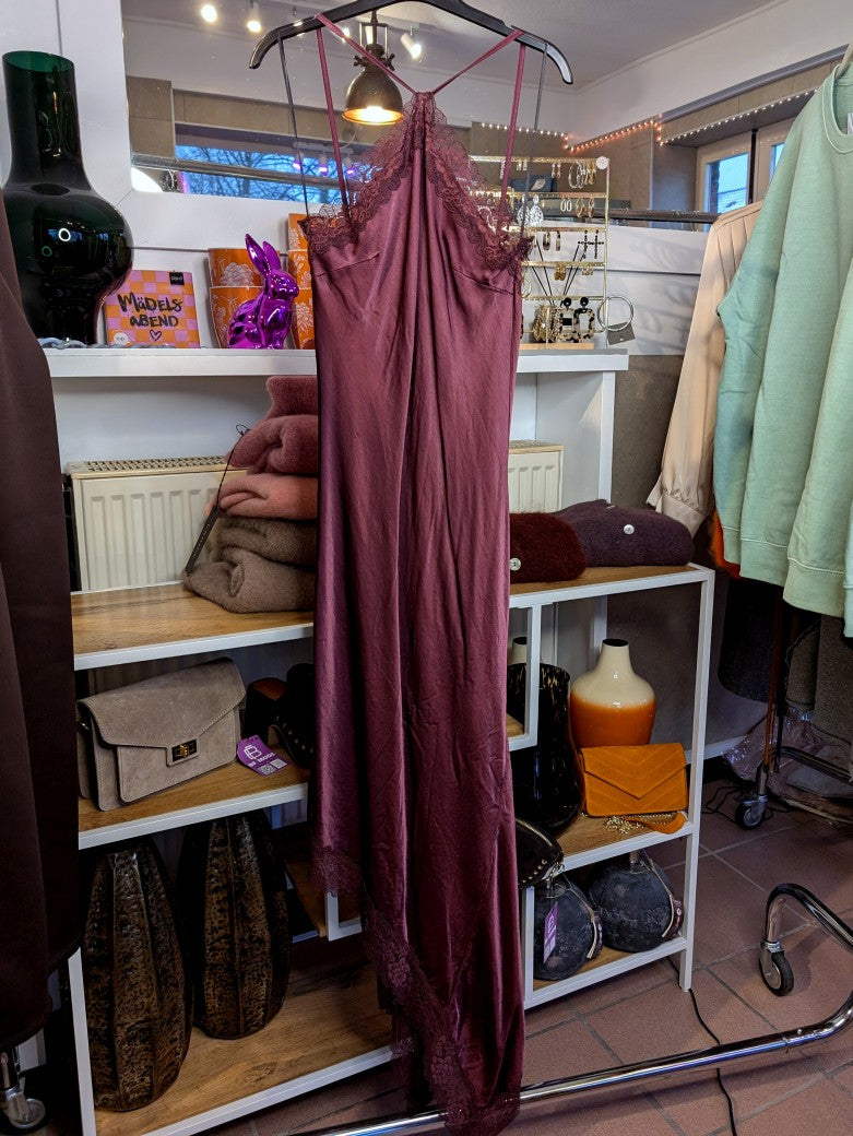 Das asymmetrische Kleid aus seidenmattem Viskose Satin in Bordeaux Rot mit roter Spitze wirkt ideal über Pants und Jeans - femininer absoluter Hingucker!