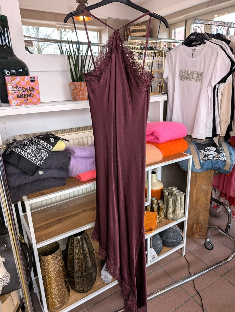 Das asymmetrische Kleid aus seidenmattem Viskose Satin in Bordeaux Rot mit roter Spitze wirkt ideal über Pants und Jeans - femininer absoluter Hingucker!