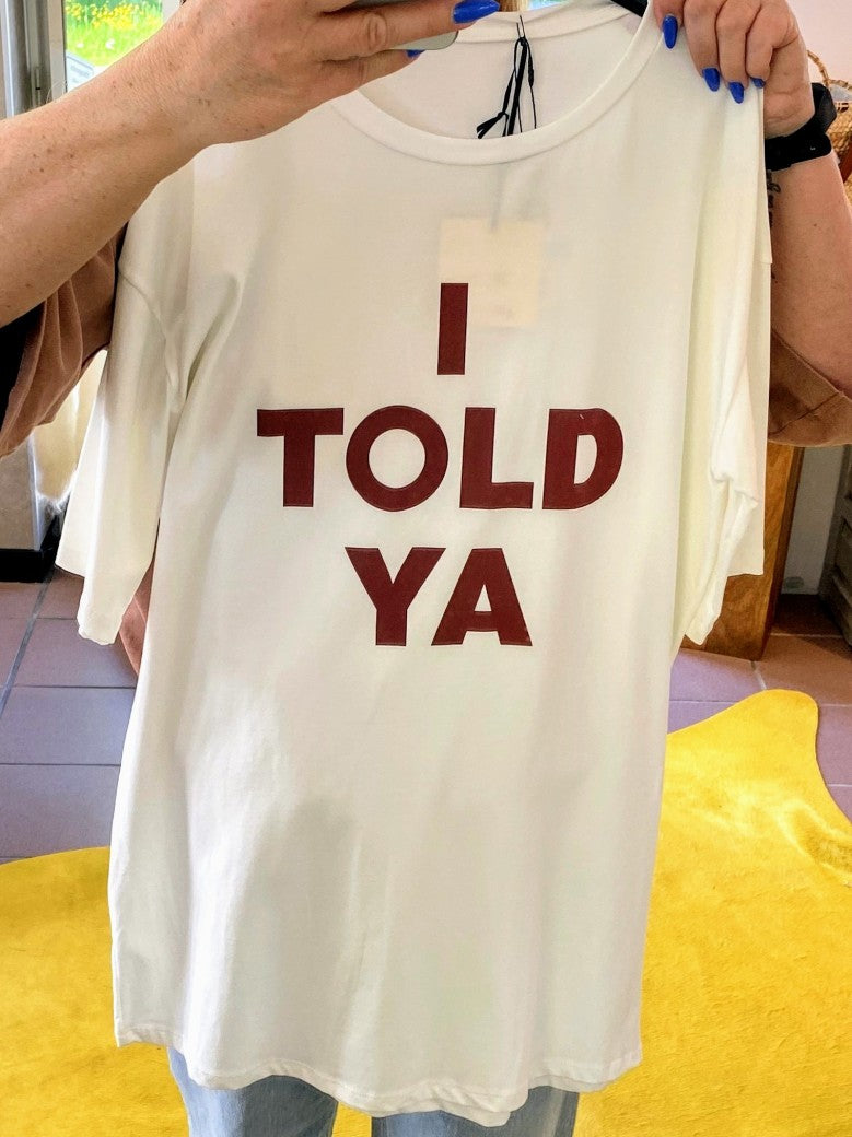 Zeige deinen selbstbewussten und mutigen Stil mit dem Maxi Shirt Kurzarm "I Told Ya" in Weiß Rot aus Baumwolle von ALISÉ! Cooles Statement, hol es dir jetzt!