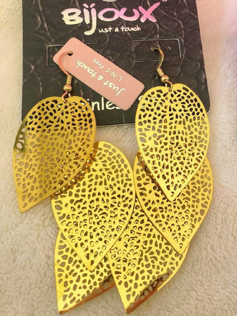 Diese Ohrringe aus Edelstahl mit ihrem stilvollen Design in Blattform und der edlen Goldfarbe sind ein absolutes Must-Have für jede moderne Frau!