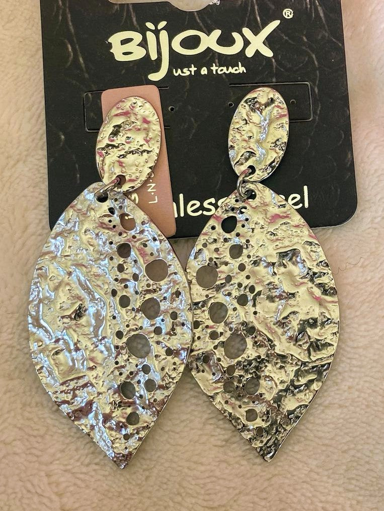 Lasse dich von den eleganten Ohrringen in Blattform aus rhodiniertem Silber und Edelstahl verzaubern. Sichere dir jetzt diese zeitlosen Ohrringe!