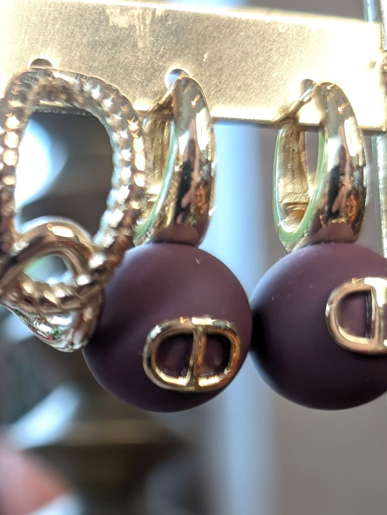 Die eleganten Ohrringe im Dior-Stil mit Perlen Brombeere Goldfinish verbinden Luxus mit Vielseitigkeit. Perfekt für alltägliche Eleganz und besondere Anlässe.