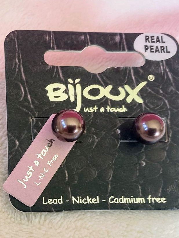 Entdecke die zeitlose Schönheit dieser Ohrringe von Bijoux! Mit echten 10mm Perlen in wunderschönem Brombeer Finish sind sie der perfekte Schmuck für jeden Anlass!