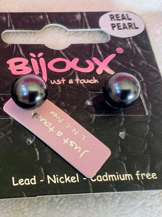 Entdecke die zeitlose Schönheit dieser Ohrringe von Bijoux! Mit echten 10mm Perlen in dunklem mystischen Finish sind sie der perfekte Schmuck für jeden Anlass!