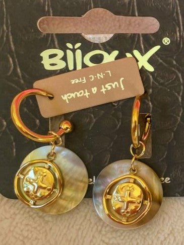 Diese Ohrringe aus 3D geformten Kreuzen aus allergikerfreundlichem hochwertigem Material in der Farbe Gold sind ein Must-Have für alle Schmuck-Liebhaber!