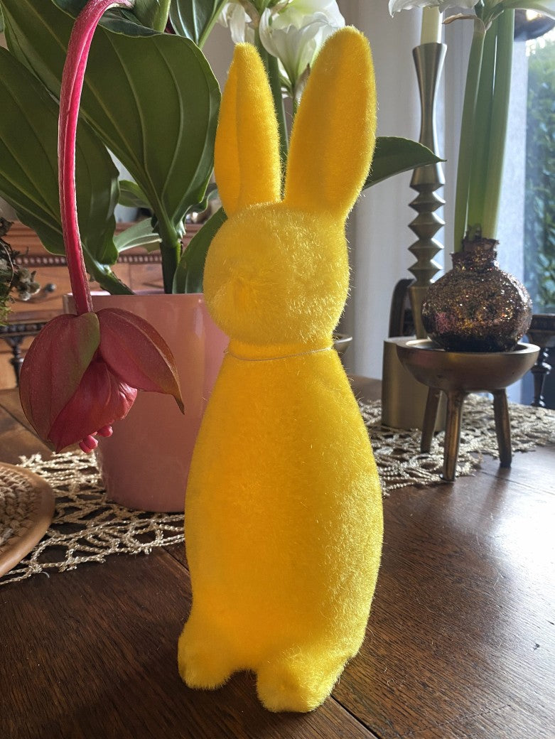 Verzaubern Sie Ihren Wohnraum mit diesem hinreißenden großen Hasen aus gelbem Flock-Kunststoff! Verwandelt jedes Zimmer in eine fröhliche und verspielte Oase.
