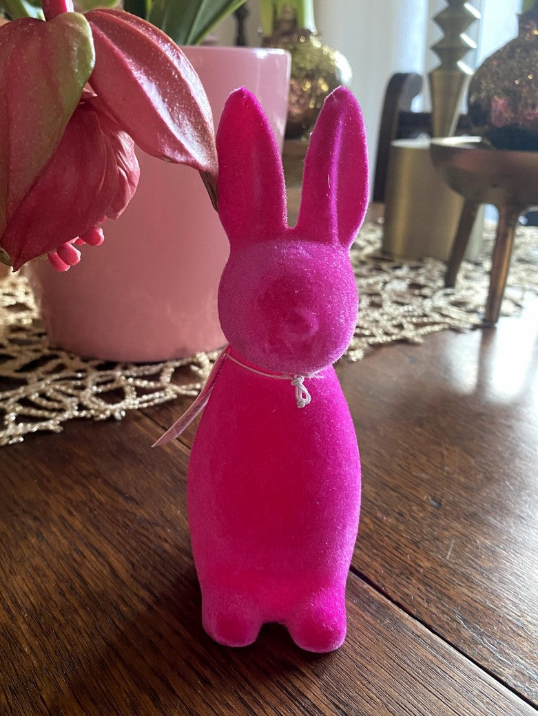 Verzaubern Sie Ihren Wohnraum mit diesem hinreißenden stehenden Hasen aus pinkem Flock-Kunststoff! Verwandelt jedes Zimmer in eine fröhliche und verspielte Oase.