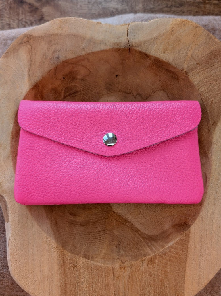Setze ein Statement mit unserem hochwertigen Echtleder Portemonnaie 15x9cm in sommerlichem Pink mit 2 Fächern, Reißverschluss und Druckknopf!