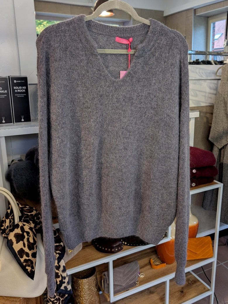 Weicher cozy Pullover mit V-Ausschnitt aus 52% Alpaka 32% Nylon 13% Wolle in Anthrazit Grau von CHOICE - optimaler wohliger Tragekomfort, deal für jeden Anlass!