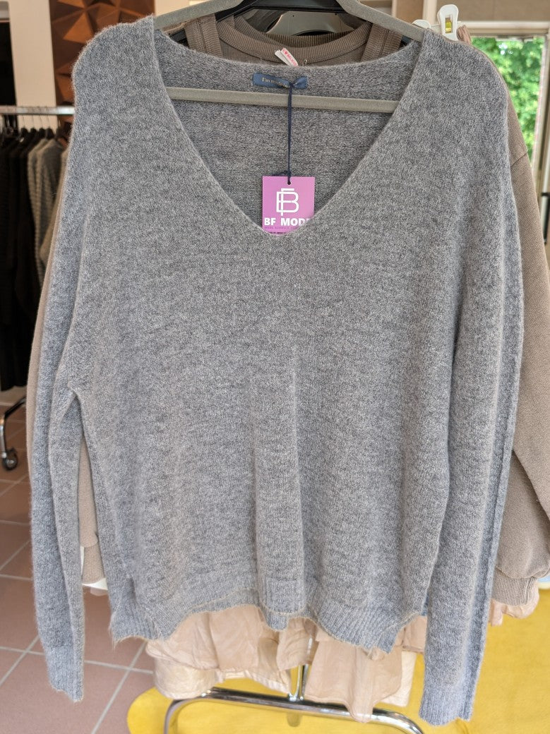 Der V-Ausschnitt Flausch Pullover kombiniert 30% Alpaka, 30% Nylon und 17% Wolle für ein besonders weiches und langlebiges Tragegefühl - elegant, warm, modern!