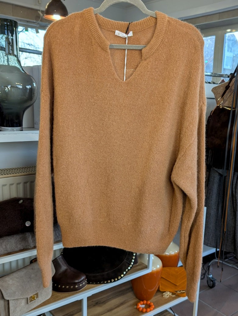 Behaglicher stilvoller Flausch Pulli Pullover mit V-Ausschnitt aus 52% Alpaka 32% Nylon in Karamell Braun - perfekt für alle Gelegenheiten von lässig bis elegant!