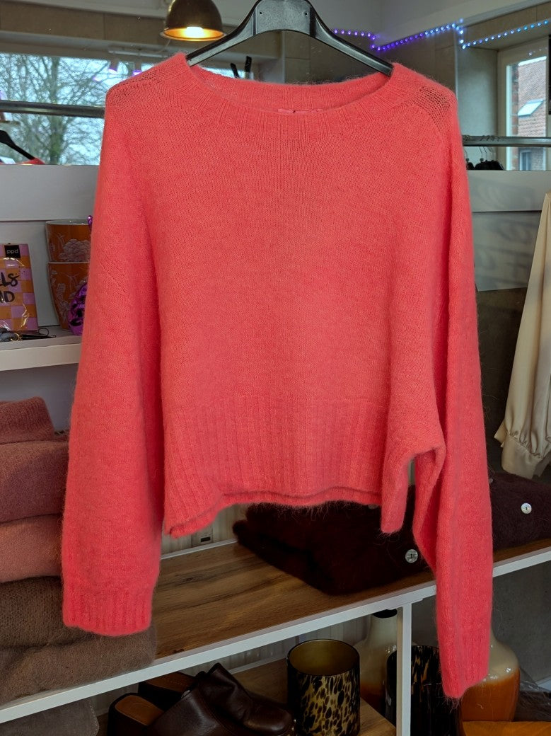 Weicher flauschiger Pullover mit Rundhalsausschnitt aus 52% Alpaka und Wolle in Koralle von CHOICE - optimaler wohliger Tragekomfort, deal für jeden Anlass!