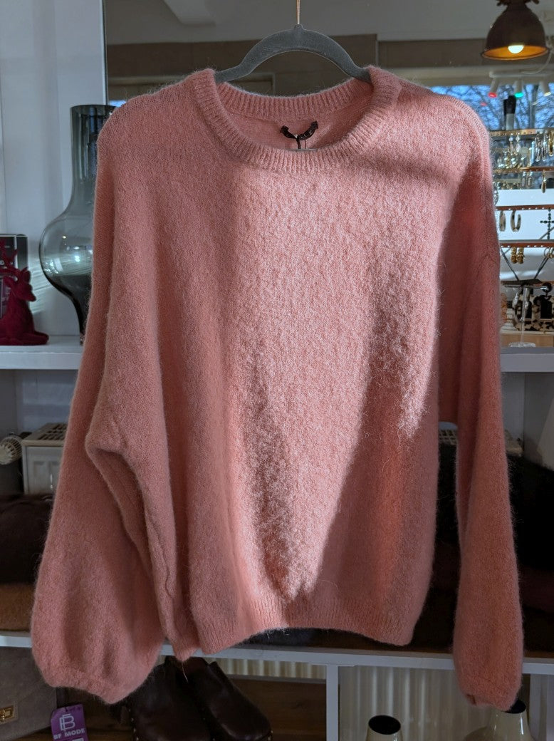 Weicher flauschiger Pullover mit Rundhalsausschnitt aus Alpaka und Wolle in Pepe Rosa von CHOICE - optimaler wohliger Tragekomfort, deal für jeden Anlass!