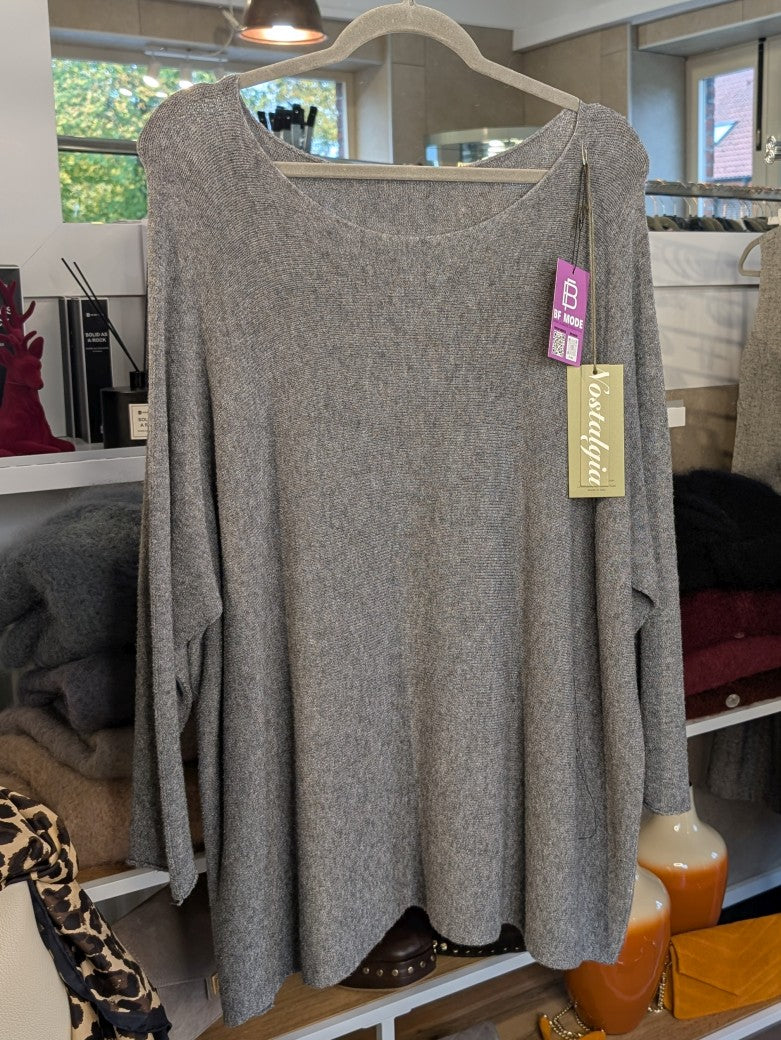 Der Strickpulli in Anthrazit Grau mit Rundhals besteht aus weicher Viskose und robustem Nylon - zeitlos bequem und lässt sich mühelos kombinieren mit Stil!