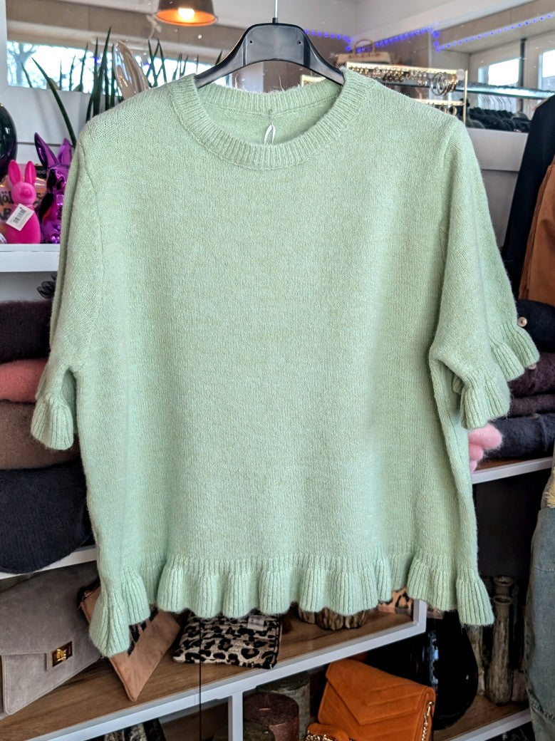 Eleganter Kurzarm-Pullover aus feinem Strickstoff in Mint Grün mit verspieltem Rüschenärmel Highlight. Feminine Note, vielseitig kombinierbar und Layering-Piece!