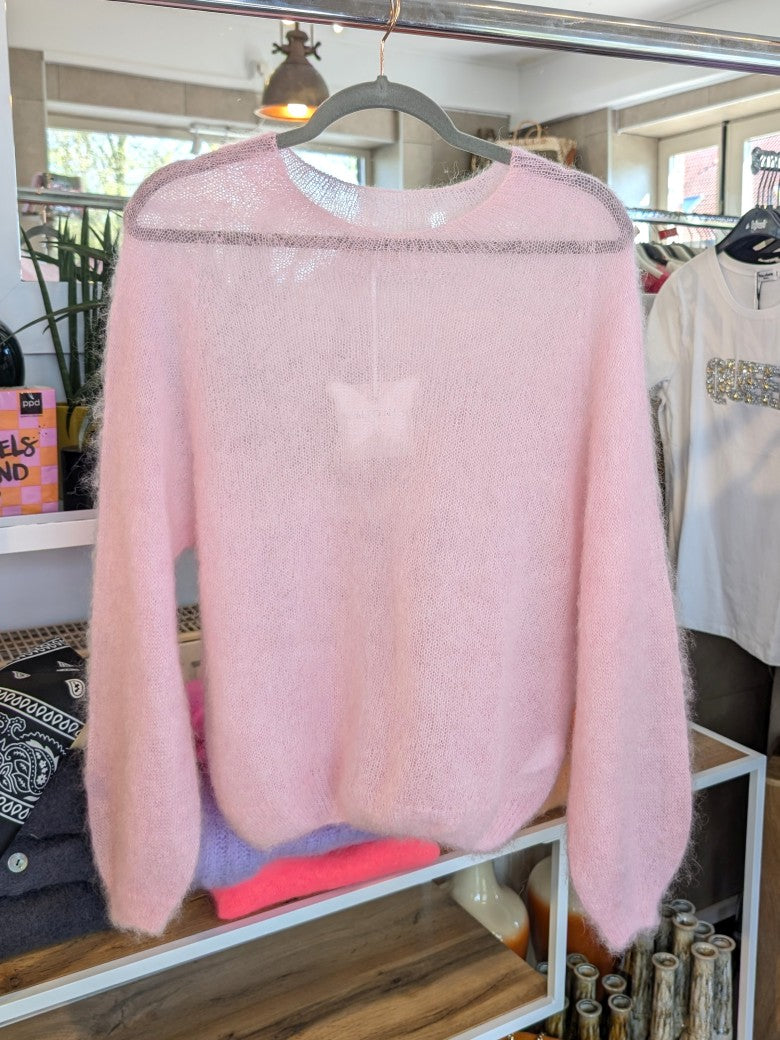 Der flauschige dünne Pulli aus 70% Kid Mohair in wunderschönem Rosé schmeichelt jedem Teint und lässt sich easy kombinieren - perfekt für lässig bis elegant!