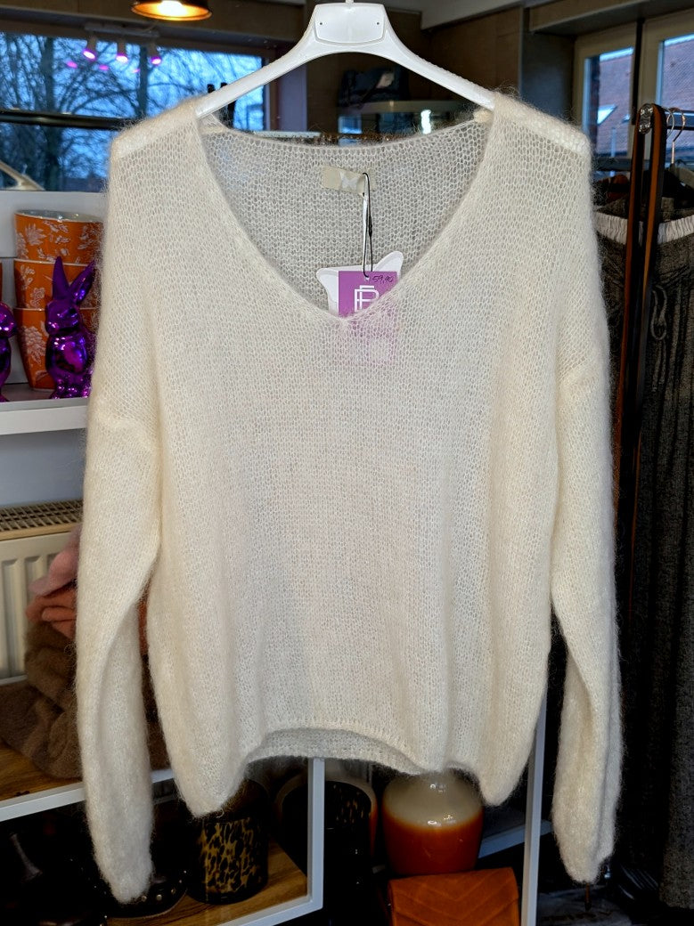 Luxuriöser Mohair Pullover mit seidiger Weichheit aus 80% hochwertigem Kid Mohair - vielseitig kombinierbar. Der klassische V-Ausschnitt schmeichelt jeder Figur.