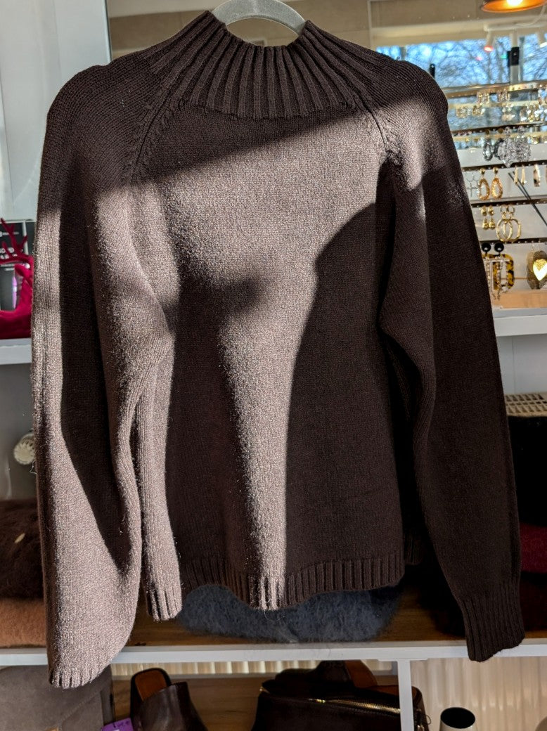 Der Pullover mit Rollkragen aus 41% Nylon und 31% Viskose in Coffee Braun verbindet Komfort mit stilvoller Vielseitigkeit - angenehme Wärme für kühle Tage!