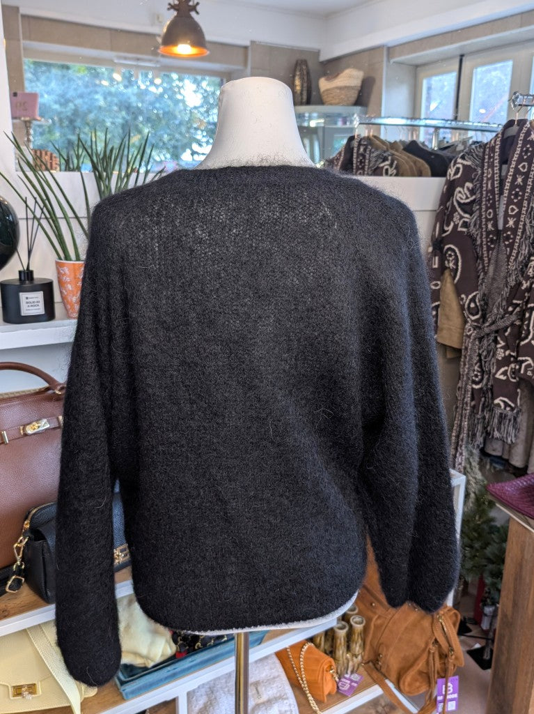 Raffinierter Pullover mit ausdrucksstarken Ballonärmeln und weicher Mohair-Komposition aus 80% Soft Kid Mohair. Setze ein modernes Statement mit diesem It-Piece