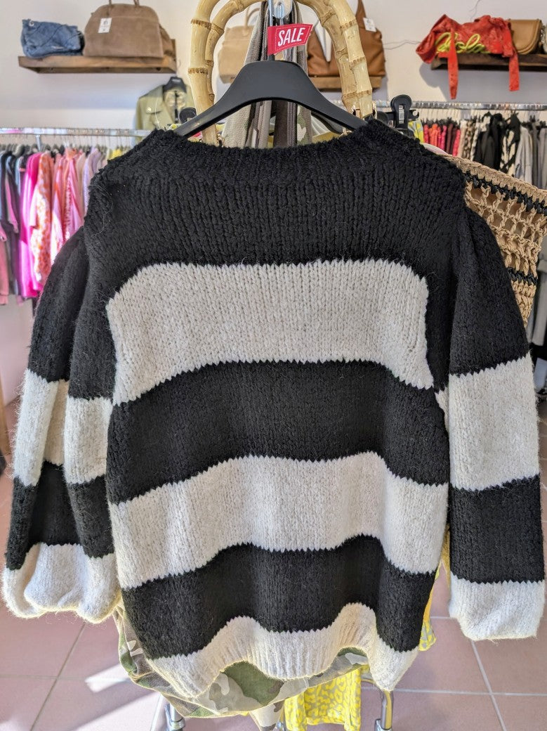 Stylischer 3/4 Arm Streifenpullover in Weiß und Schwarz mit wunderschönen Ballonärmeln! Mit diesem Pullover bist du im Büro und in der Freizeit perfekt gestylt.