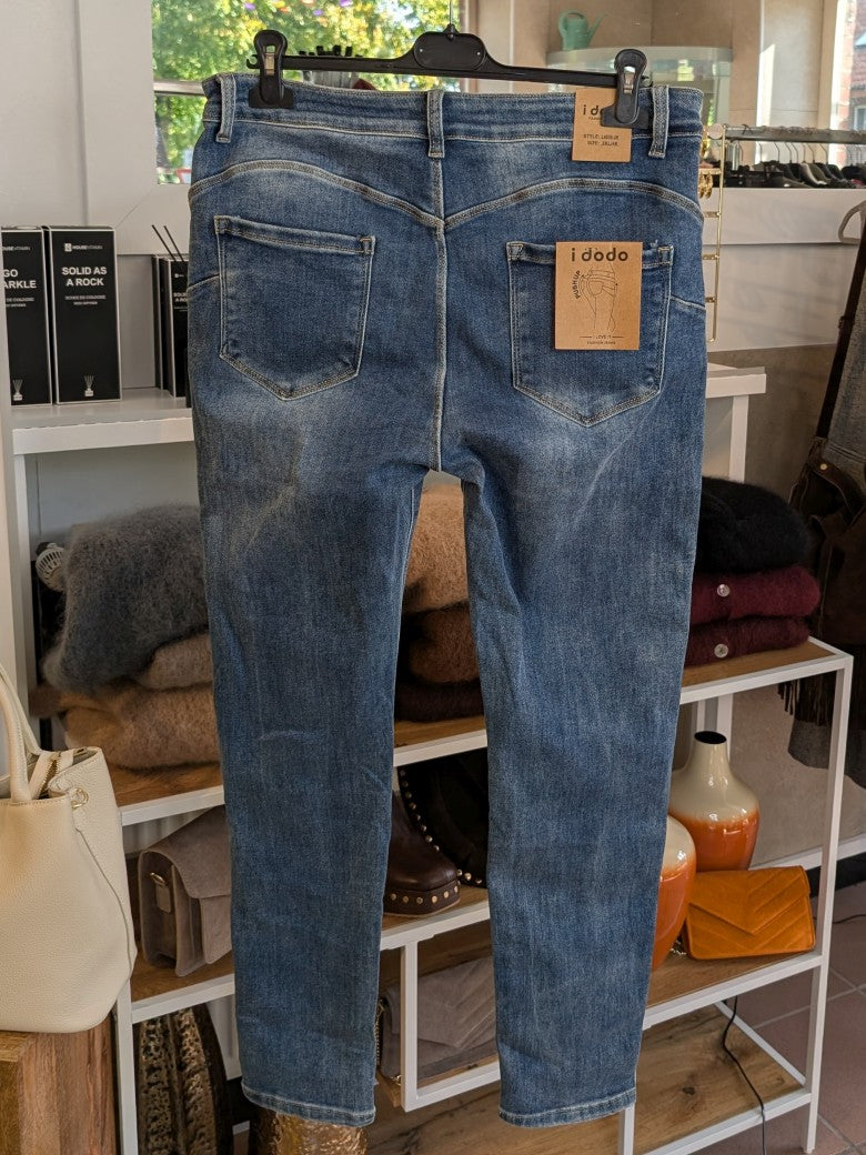 Die blaue Pushup Stretch Jeanshose besticht durch perfekten Sitz und hohen Tragekomfort - stilvoll und vielseitig von Casual Looks bis zum legeren Büro Outfit!