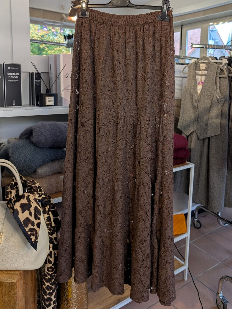 Der Maxi-Rock in Trendfarbe Coffee Braun mit Spitze aus 65% Baumwolle und 35% Nylon sorgt für femininen Look - Must-Have für Outfits von lässig bis schick!