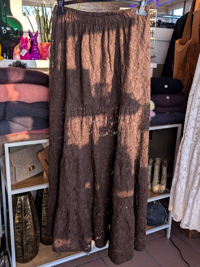 Der Maxi-Rock in Trendfarbe Coffee Braun mit Spitze aus hochwertiger Baumwolle sorgt für femininen Look - Must-Have für Outfits von lässig bis schick!