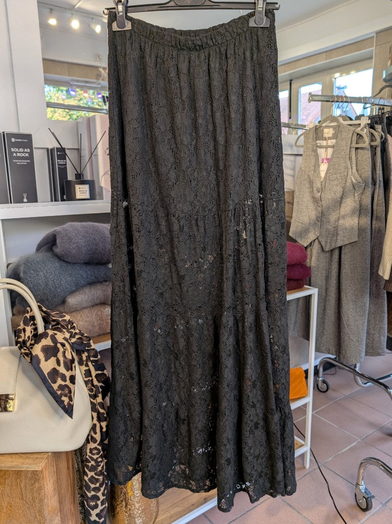 Der Maxi-Rock in elegantem Schwarz mit Spitze aus 65% Baumwolle und 35% Nylon sorgt für femininen Look - Must-Have für Outfits von lässig bis schick!