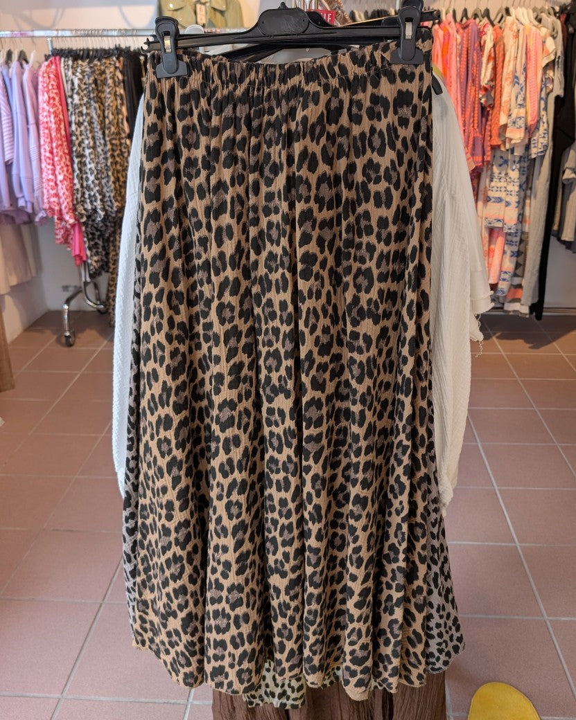 Dieser Rock aus leichtem Mousselin besticht durch sein angesagtes Leo-Muster in Braun und Schwarz. Verleihe Deinem Outfit einen modischen Akzent!