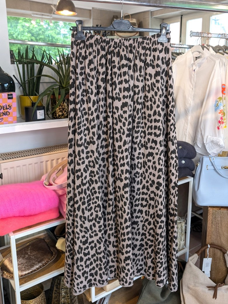 Dieser Rock aus leichtem Mousselin besticht durch sein angesagtes Leo-Muster in Grau und Schwarz. Verleihe Deinem Outfit einen modischen Akzent!