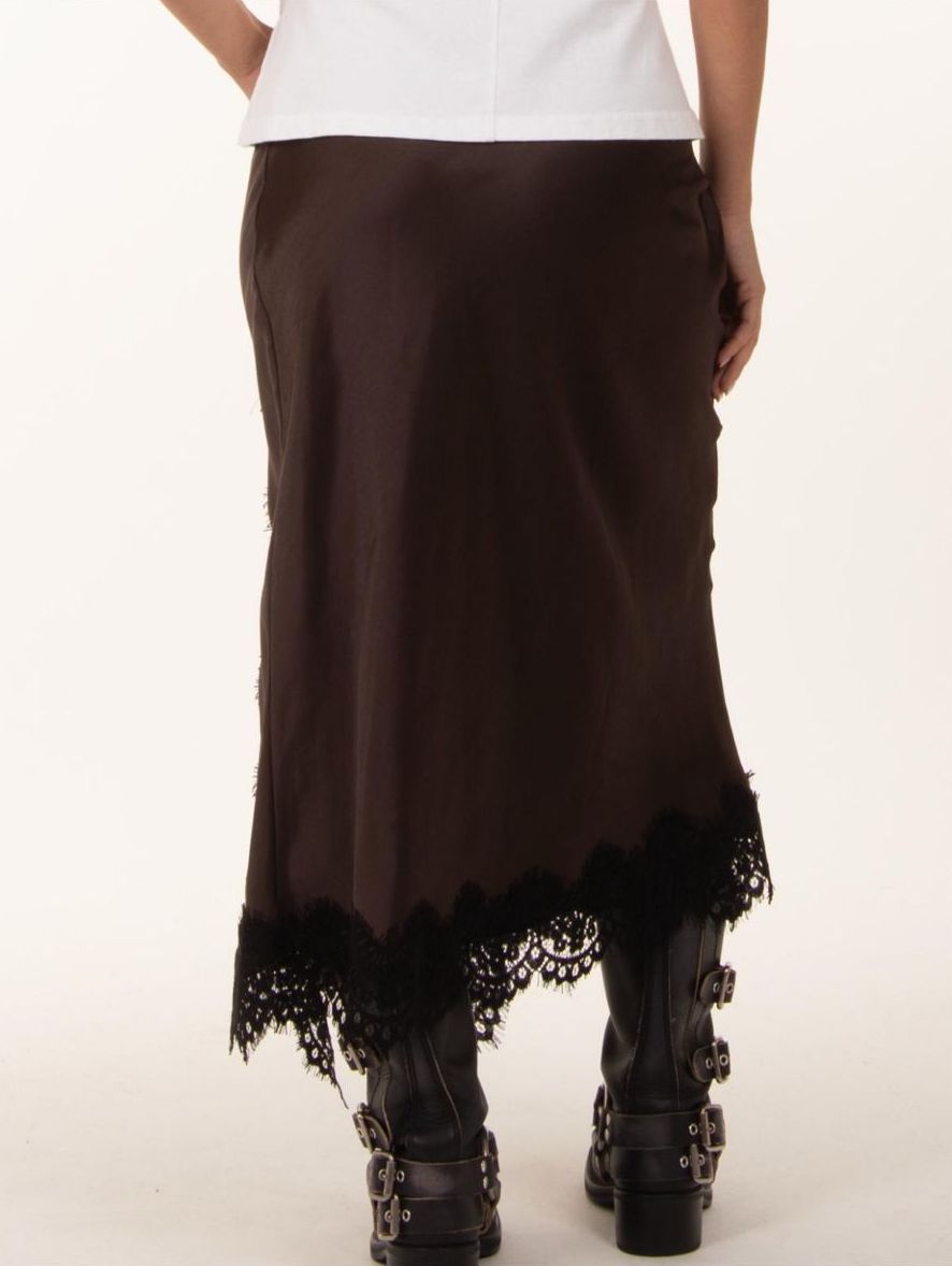 Der Rock aus seidenmattem Satin in Coffee Braun von ALISE kombiniert zarte schwarze Spitze und ein weiches Innenfutter für höchsten Tragekomfort!