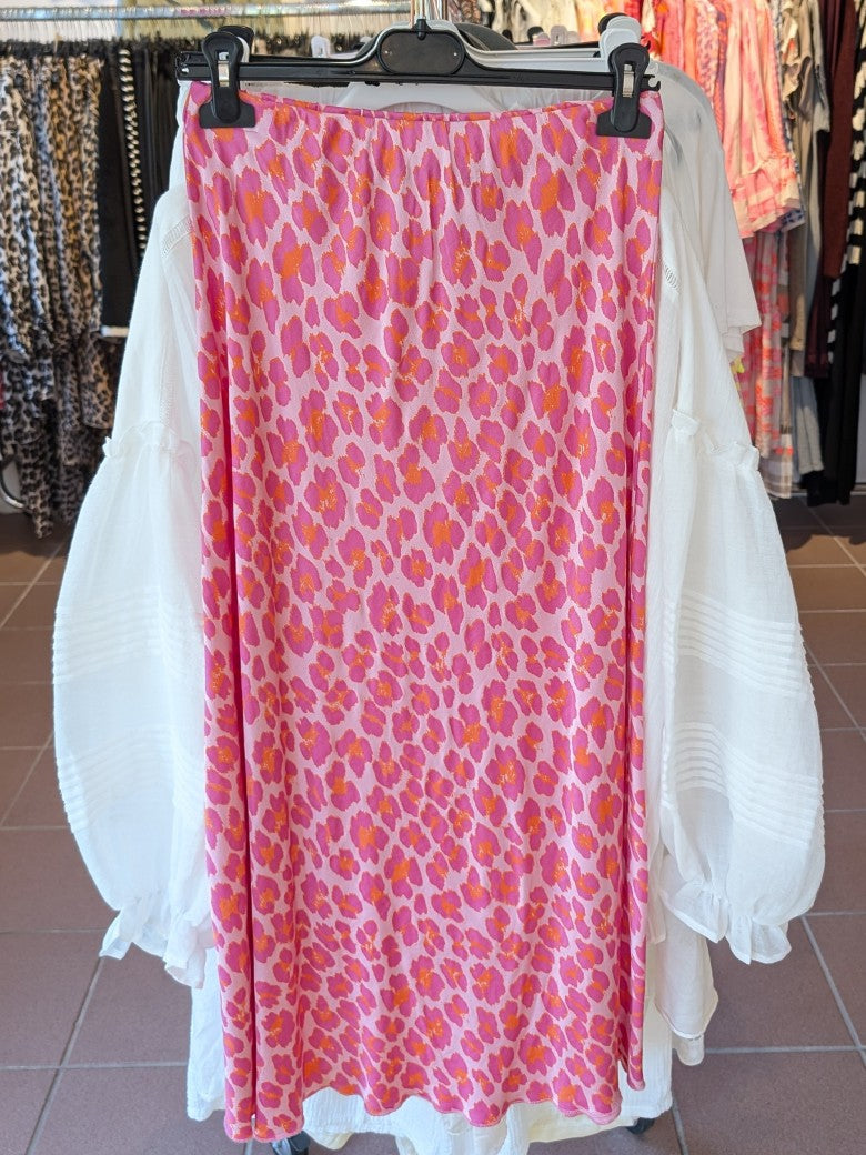 Steigere deinen Style mit unserem Rock aus Satin Viskose! Das Leo Muster in Rosa, Pink und Orange verleiht deinem Outfit einen wilden Look!