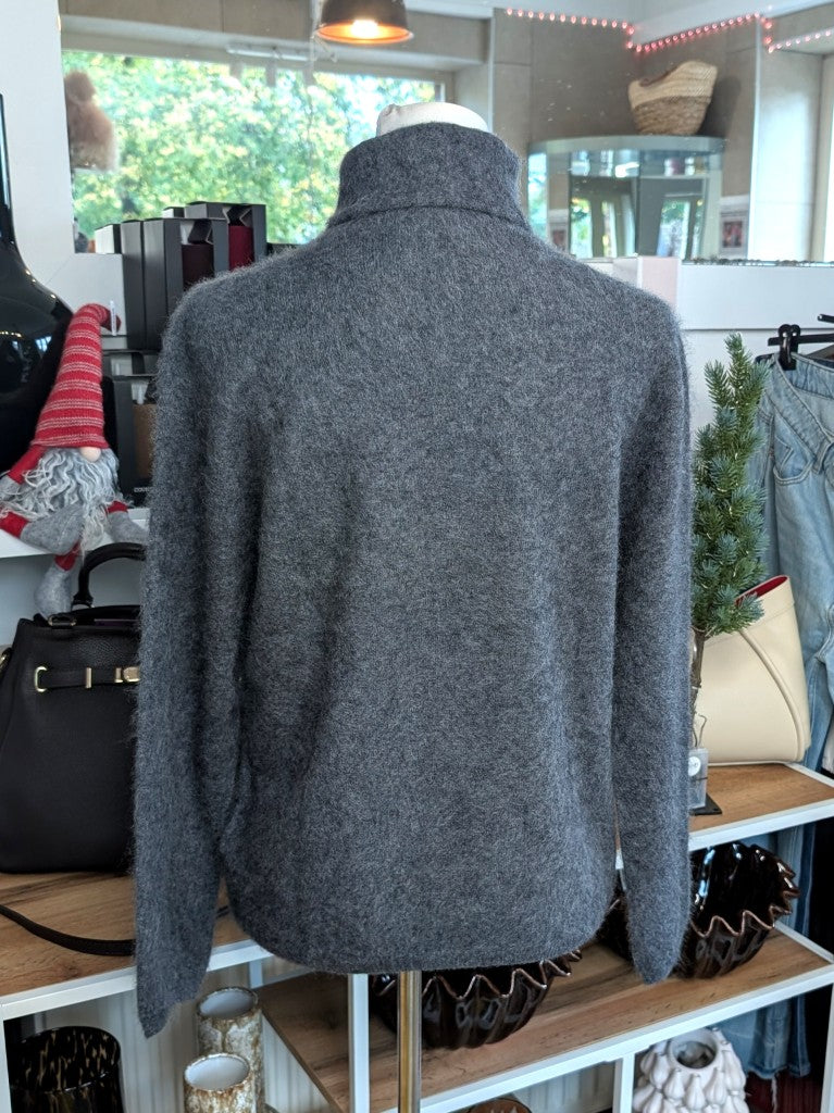 Eleganter mega kuscheliger Rollkragen Pullover in Anthrazit Grau – luxuriöse Kaschmir Seide Wolle Mischung für höchsten Komfort, Langlebigkeit, Wärmeisolation.