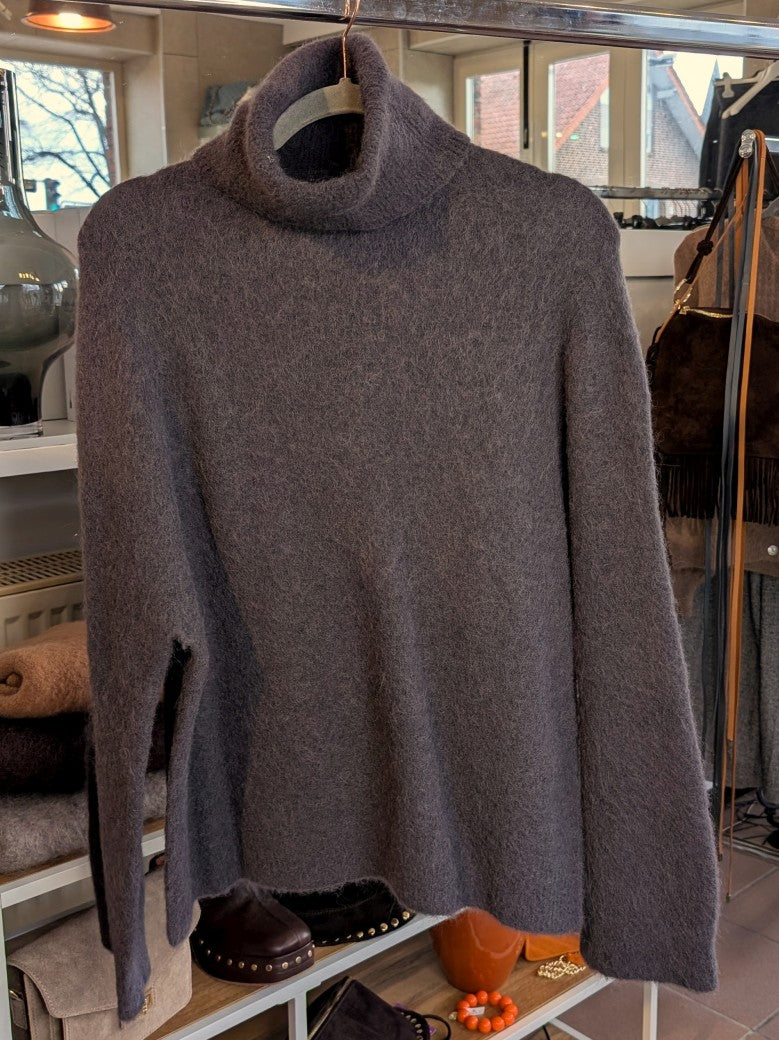 Der luxuriös samtweiche Anthrazit Rollkragenpullover verbindet zeitlose Eleganz mit unvergleichlichem Tragekomfort – perfekt für gemütliche Herbst-/ Wintertage!