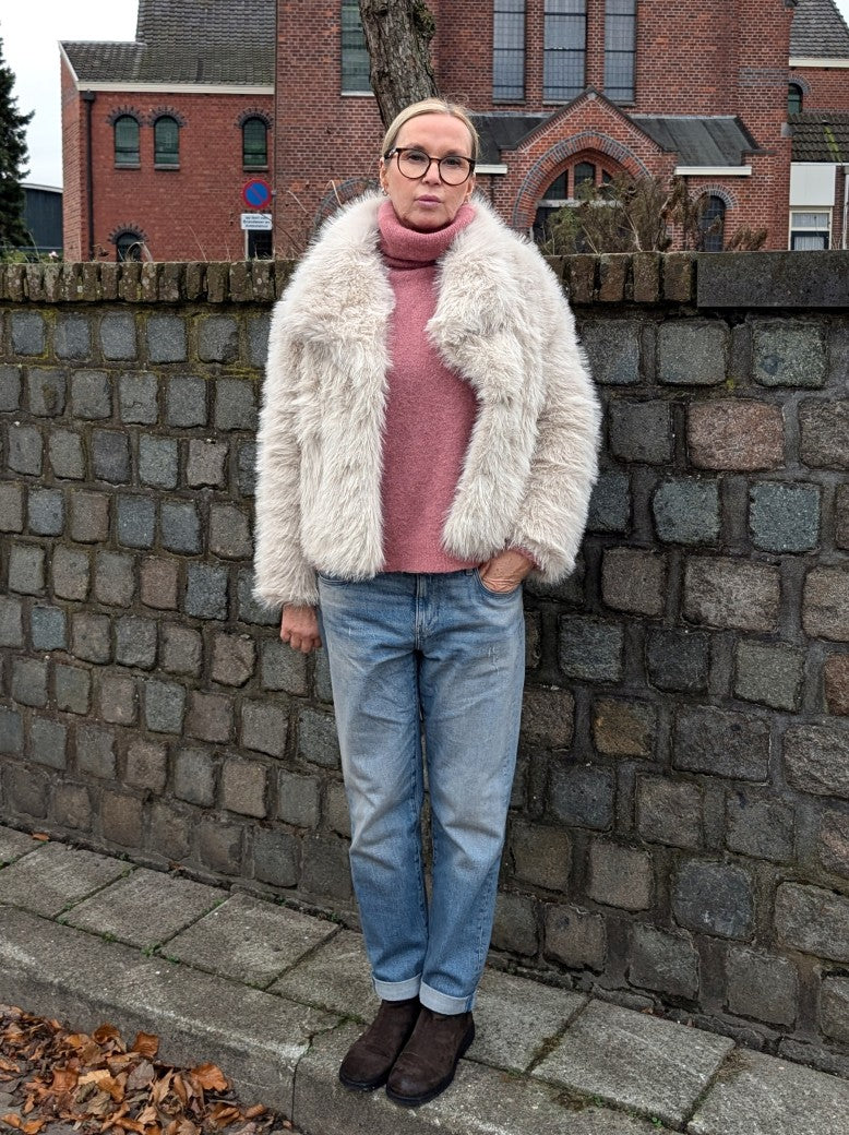 Der luxuriös samtweiche rosa Rollkragenpullover verbindet zeitlose Eleganz mit unvergleichlichem Tragekomfort – perfekt für gemütliche Herbst- und Wintertage!