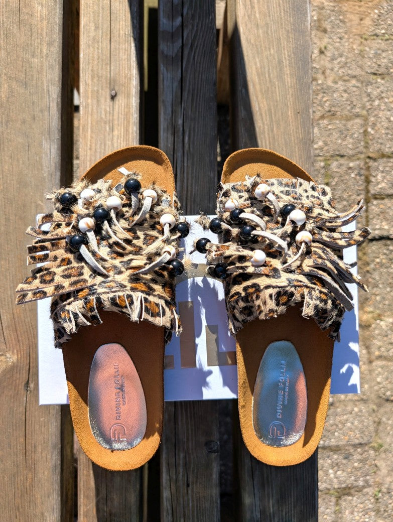 Hochwertige Ledersandalen mit Fransen, Perlen und charaktervollem Kuhfell in Leo-Optik Farbkombination Beige Braun Schwarz – für jeden Stil die passende Wahl!
