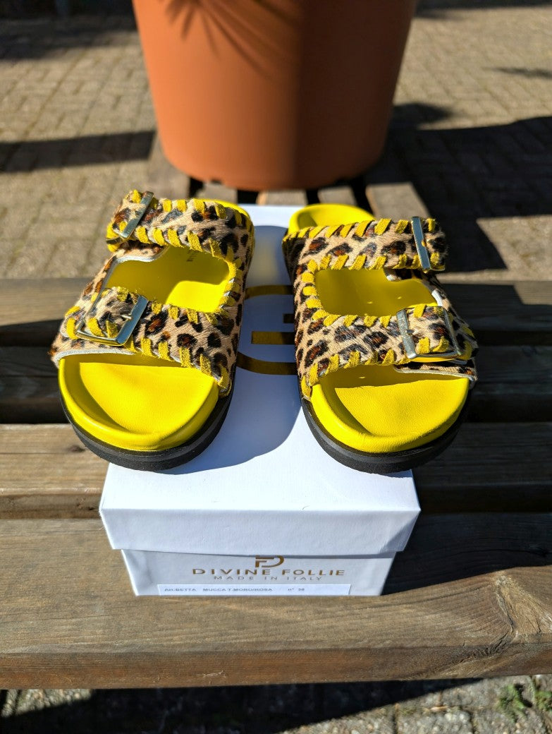 Hochwertige Ledersandalen mit gelber Innensohle und charaktervollem Kuhfell in Leo-Optik Farbkombination Beige Braun Schwarz – für jeden Stil die passende Wahl!
