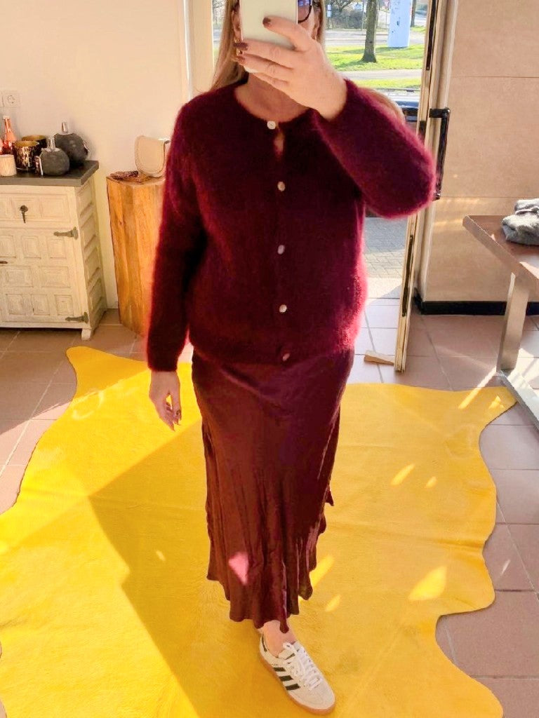 Satin Rock aus Viskose in Weinrot Bordeaux Rot in Kombination mit 80% Mohair Strickjacke Cardigan Weinrot Bordeaux Rot mit Perlmuttknöpfen