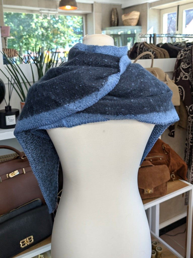 Eleganter Dreiecksschal aus flauschiger Viskose in Blau mit Hellblau - vielseitige Styling-Möglichkeiten als Schal, Schultertuch oder modisches Accessoire.