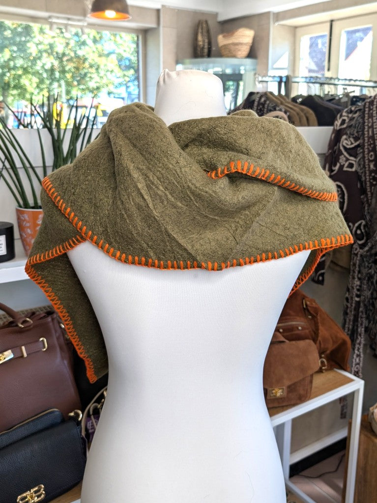 Eleganter Dreiecksschal aus flauschiger Viskose in Khaki Grün mit Orange - vielseitige Styling-Möglichkeiten als Schal, Schultertuch oder modisches Accessoire.
