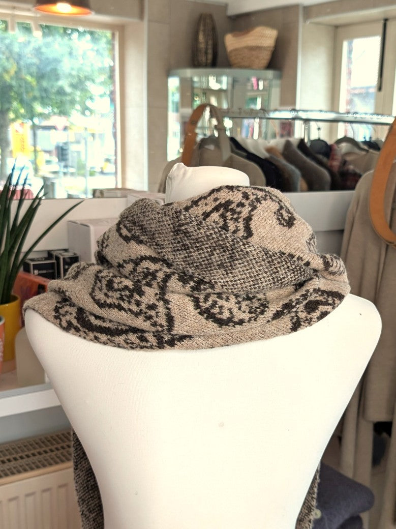 Elegantes Dreieckstuch mit Paisley-Muster Beige Schwarz 80% Viskose 20% Wolle. Perfekt für Übergangsjahreszeiten, stilvolles Accessoire zu verschiedene Outfits.