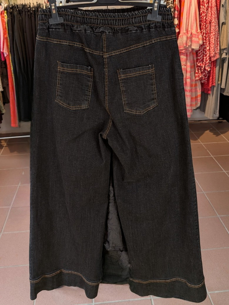 Die schwarze Baggy-Jeans mit Gummizug und Kupfer Nähten von BELIEVE kombiniert Komfort und Stil perfekt – ideal für einen lässigen, trendbewussten Look!