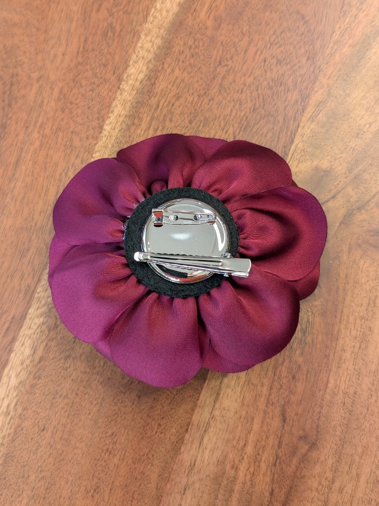 Verleihe Deinem Outfit mit dieser eleganten Seiden Ansteckblume in tiefem Weinrot eine besondere stilvolle Note - mit praktischer Klammer oder Sicherheitsnadel!