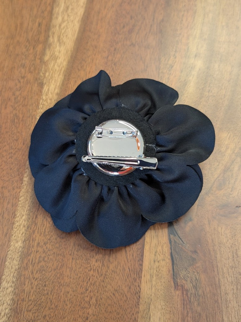 Verleihe Deinem Outfit mit dieser eleganten Seiden Ansteckblume in elegantem Schwarz eine besondere stilvolle Note - mit praktischer Klammer oder Sicherheitsnadel!