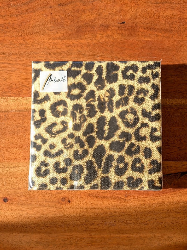 Wildnis-Eleganz auf den Tisch: Das zeitlose Leo-Muster in den Farbtönen Beige, Braun und Schwarz passt zu nahezu jedem Einrichtungsstil - perfekte Tischdeko!